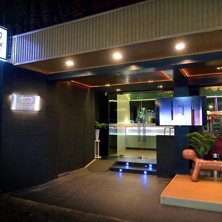 De Lux Bangkok Hotel Extérieur photo